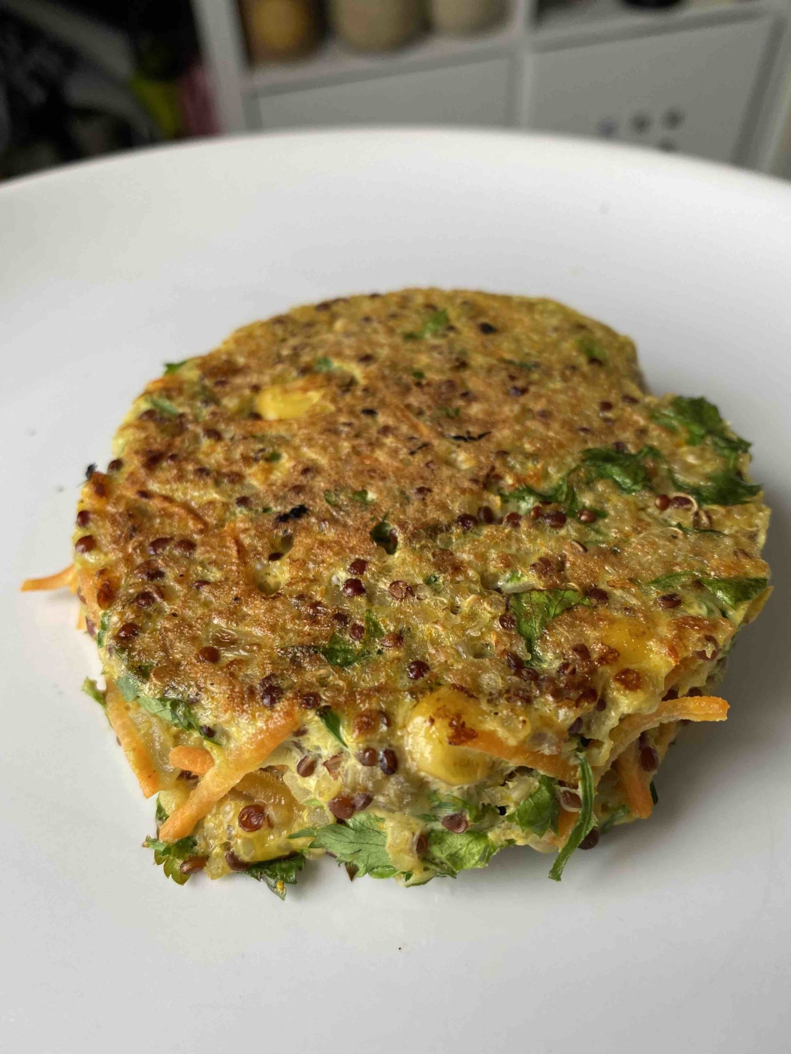 Oeufs pochés sur galette de quinoa à la ciboulette : une recette WW Healthy  Kitchen